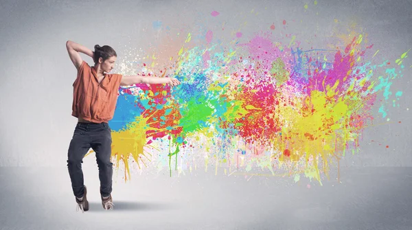 Jeune danseuse de rue colorée avec éclaboussure de peinture — Photo