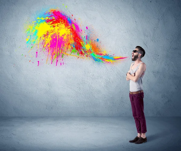 Hipster-Typ schreit bunte Farbe an Wand — Stockfoto