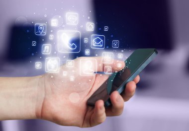 El smartphone telefon app simgeleri ile tutarak