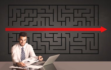 işadamı ile arka planda çözülen bulmaca