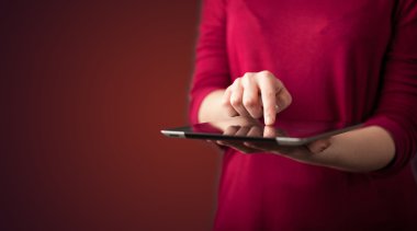 Dijital dokunmatik tablet aygıtının elele tutuşunu kapat