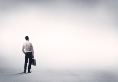 Boş beyaz arkaplanı olan satıcı