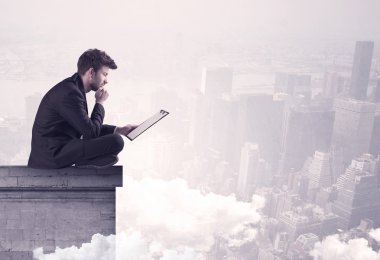 Satış elemanı şehrin sınırında oturuyor.