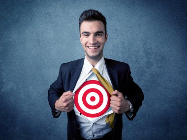 İş adamı göğsünde hedef işareti olan gömleğini yırtıyor.