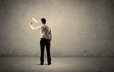 Boş duvarda duran tekerlekli patenci.