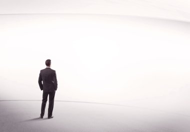 Çantası yerinde duran bir iş adamı.