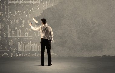 Satış elemanı duvardaki tabloların üstünü boyuyor.