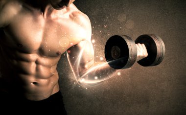 Vücut geliştirici enerji dolu beyaz çizgiler konseptiyle ağırlık kaldırıyor