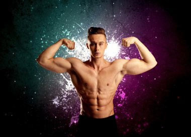 Çekici kaslı adam ağırlık kaldırıyor.