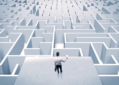 İşadamı sonsuz labirent bakıyor