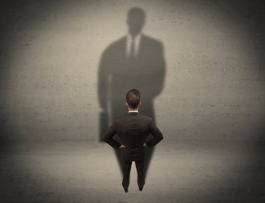 İş adamı büyük gölge kavramına bakıyor
