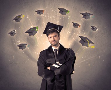 Birçok uçan şapkayla üniversite mezunu.