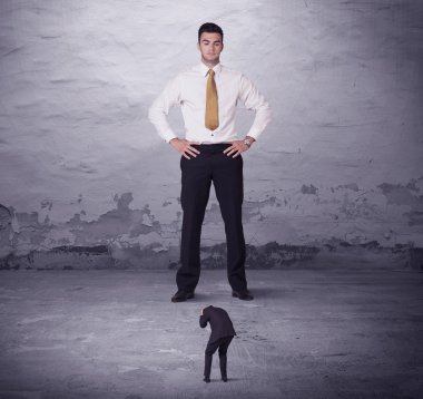 Kızgın büyük müdür küçük iş adamına bakıyor.