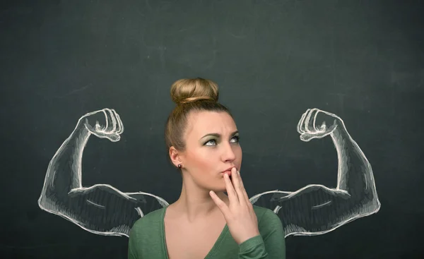 Vrouw met getekende sterke en gespierde armen — Stockfoto