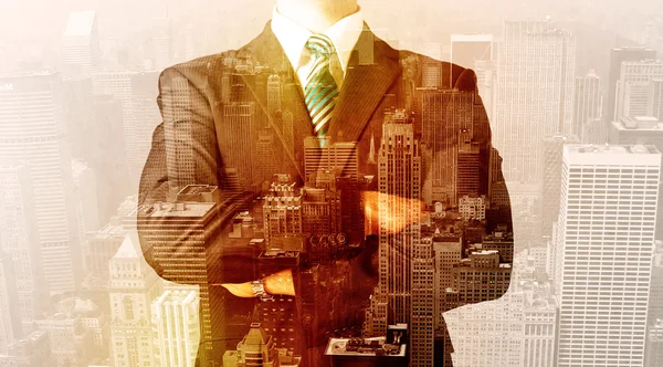 Homem de negócios olhando sobreposição de fundo da cidade — Fotografia de Stock