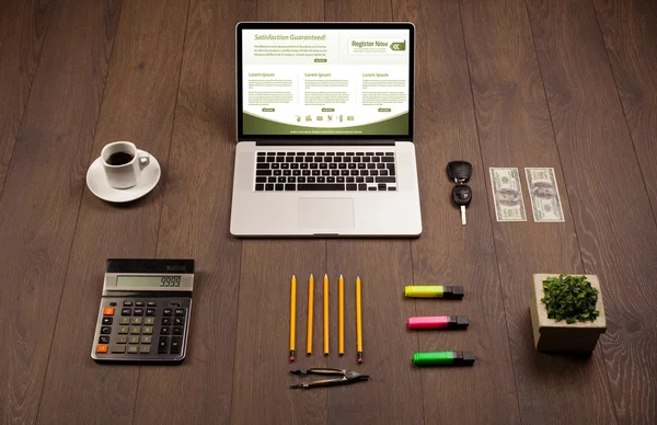 Mesa de negocios con ordenador portátil y accesorios de oficina —  Fotos de Stock