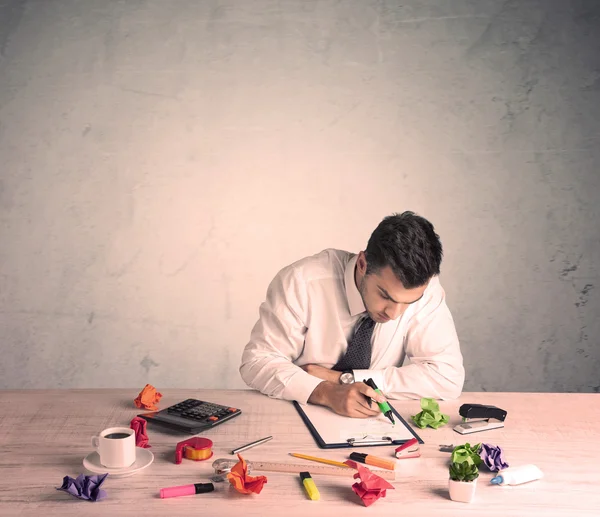 Homme d'affaires travaillant au bureau — Photo