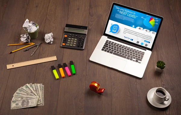 Laptop na mesa de escritório com site de negócios na tela — Fotografia de Stock