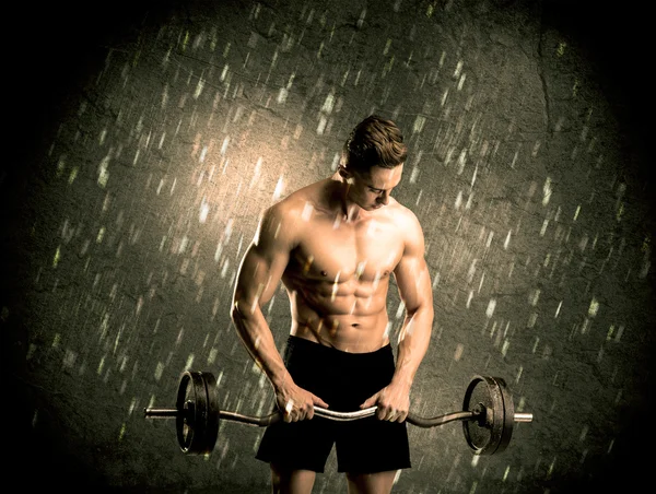Fitness chico con peso mostrando los músculos — Foto de Stock