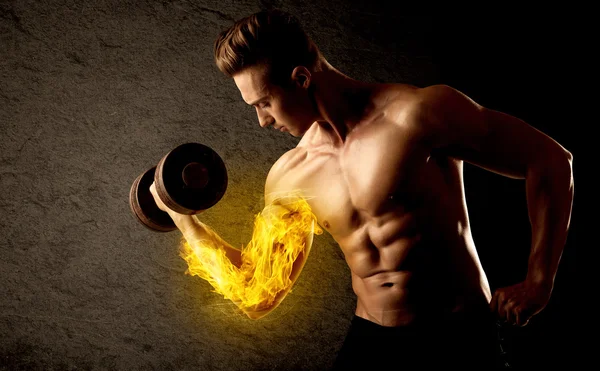 Svalnatý kulturista zvedání hmotnosti s hořícím biceps koncept — Stock fotografie