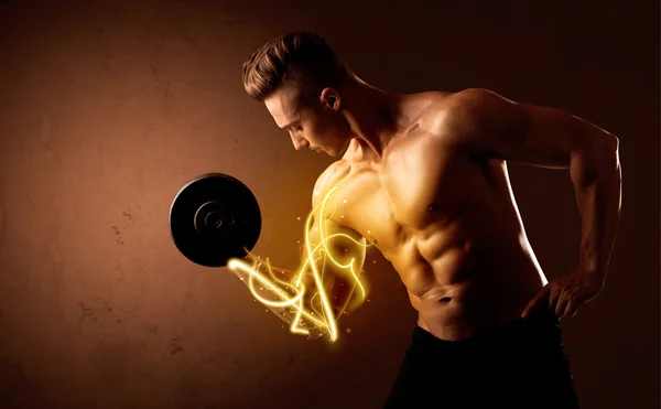 Budowniczy mięśni ciała podnoszenia masy z energii światła na biceps — Zdjęcie stockowe