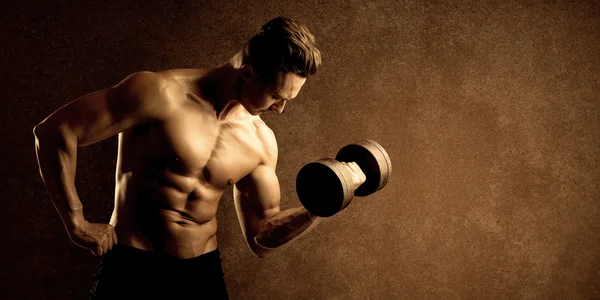 筋肉フィットボディビルダー運動選手の重量を持ち上げる — ストック写真