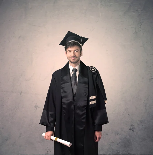 Portrét mladého postgraduálního studenta na špinavém pozadí — Stock fotografie