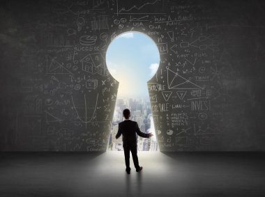 Parlak şehir manzaralı anahtar deliğine bakan bir işadamı 