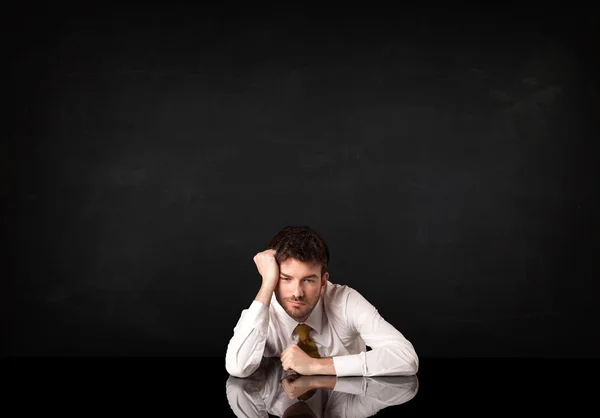 Homme d'affaires assis à un bureau — Photo