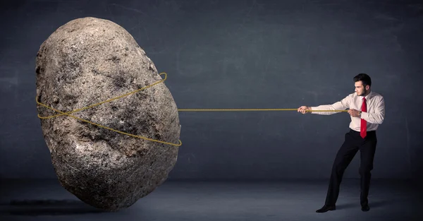 Бізнесмен тягне величезний камінь з мотузкою — стокове фото