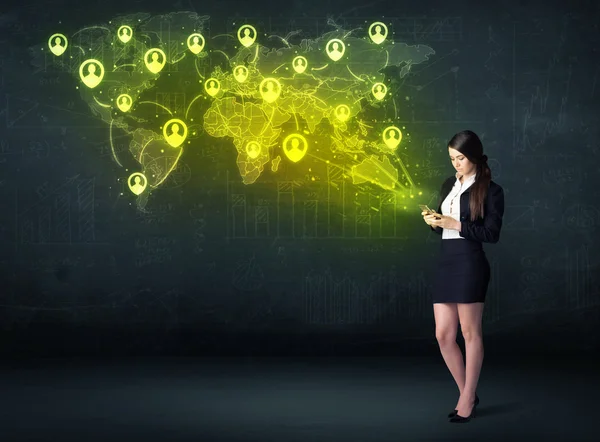 Businesswoman en oficina con tableta y red social mapa del mundo — Foto de Stock