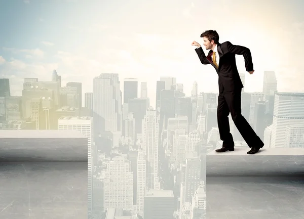 Businessman standing on the edge of rooftop — Stock Photo, Image