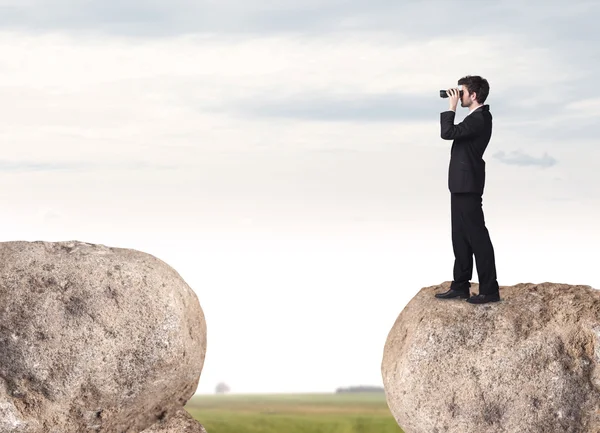 Podnikatel na rock mountain — Stock fotografie