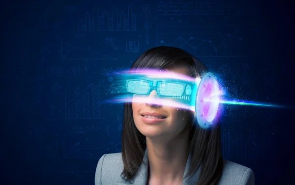 Vrouw uit de toekomst met high tech smartphone bril — Stockfoto