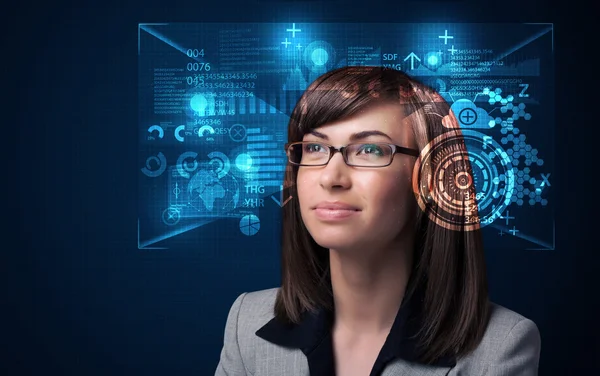Jovem mulher olhando com óculos futuristas inteligentes de alta tecnologia — Fotografia de Stock