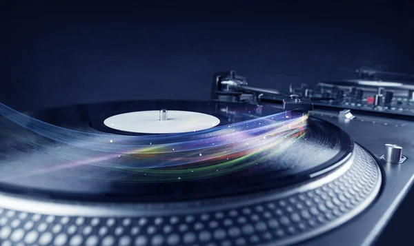 Lettore musicale che riproduce musica in vinile con linee astratte colorate — Foto Stock