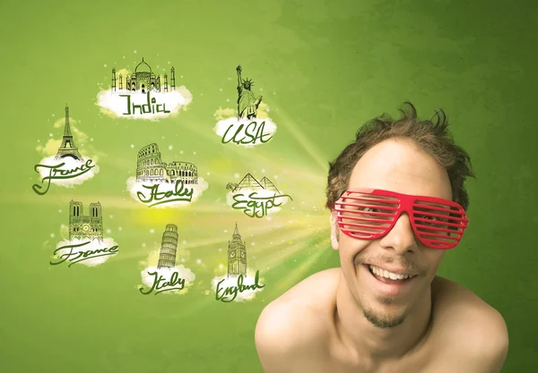 Happy young man with sunglasses traveling to cities around the w — Stock Photo, Image