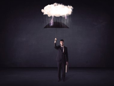 şemsiye ve küçük fırtına bulutu ile ayakta işadamı