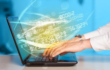 Modern defter üzerinde gelen sayı teknoloji veri ile yazarak adam