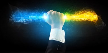 Elinde renkli, parlak veriler tutan bir adam.