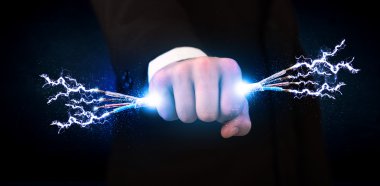 Elektrik kablolarını tutan iş adamı