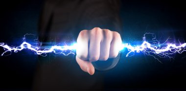 Elinde elektrik lambası tutan bir iş adamı.
