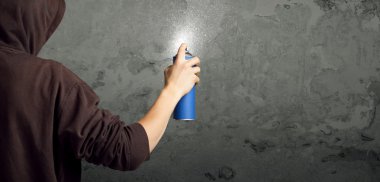Genç şehir ressamı çizmeye başladı.