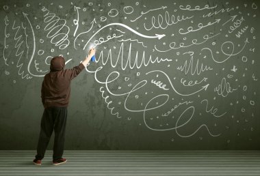 Genç şehir ressamı çiziyor