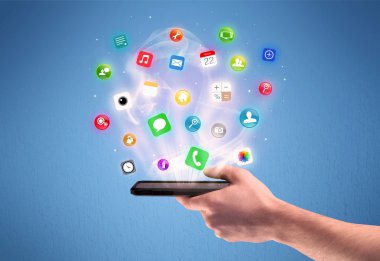 Tablet telefon app simgeleri ile tutan el