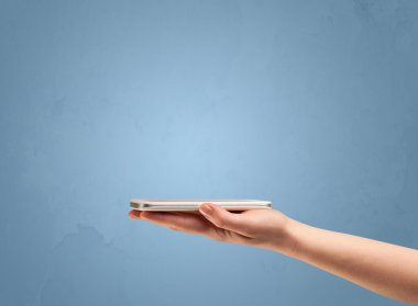 Telefon aygıtı profilden tutuluyor