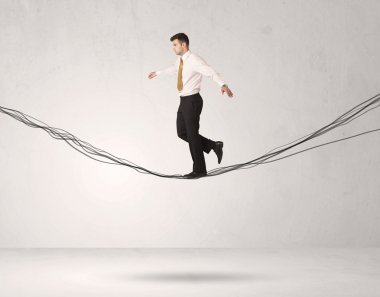 Satış kişi çizilmiş halatlar üzerinde Dengeleme