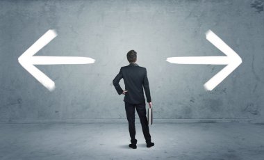 Yolu seçen kafası karışık bir iş adamı