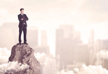 Tehlikeli cliff üzerinde emin iş adamı