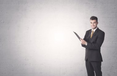 Açık arka plan ile zarif işadamı